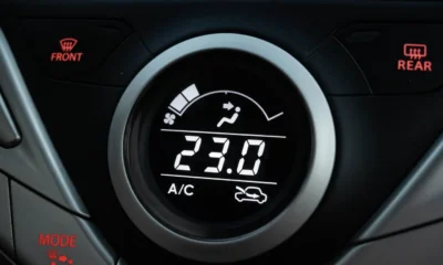 Imagen de un tablero de auto con la alerta de temperatura, ideal para ilustrar cosa fare se l’auto si surriscalda.