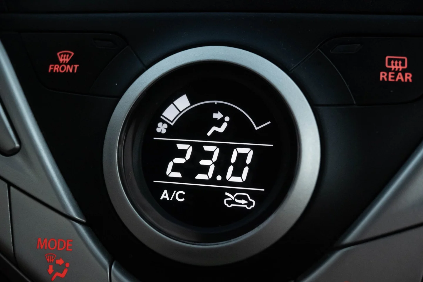 Imagen de un tablero de auto con la alerta de temperatura, ideal para ilustrar cosa fare se l’auto si surriscalda.