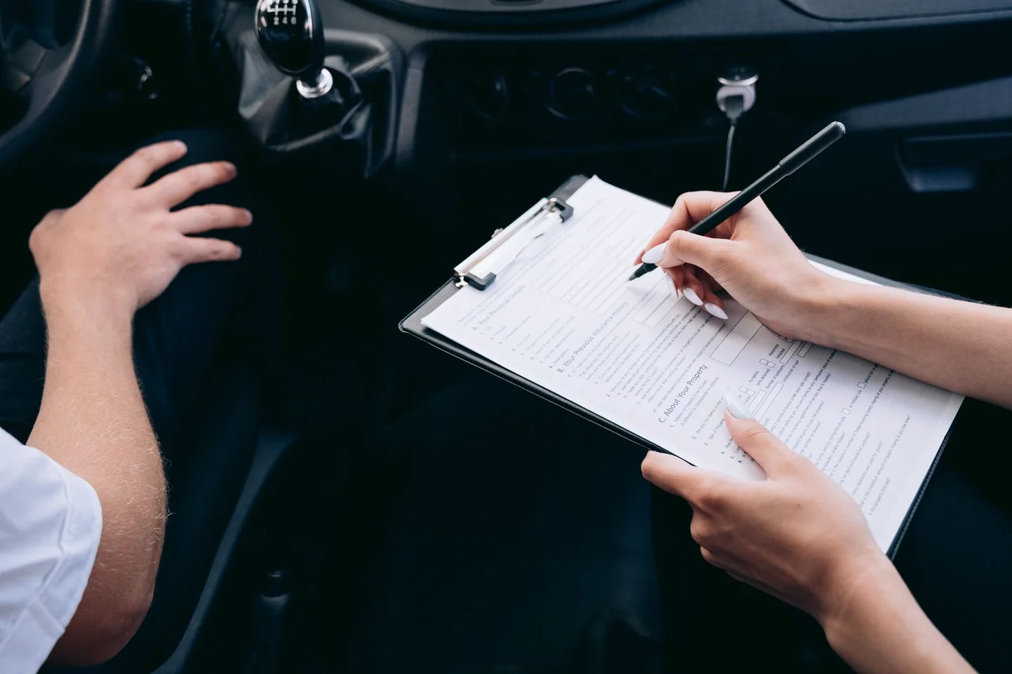 Documento de coche para ilustrar come leggere il libretto di circolazione en un artículo sobre datos técnicos y revisiones del vehículo