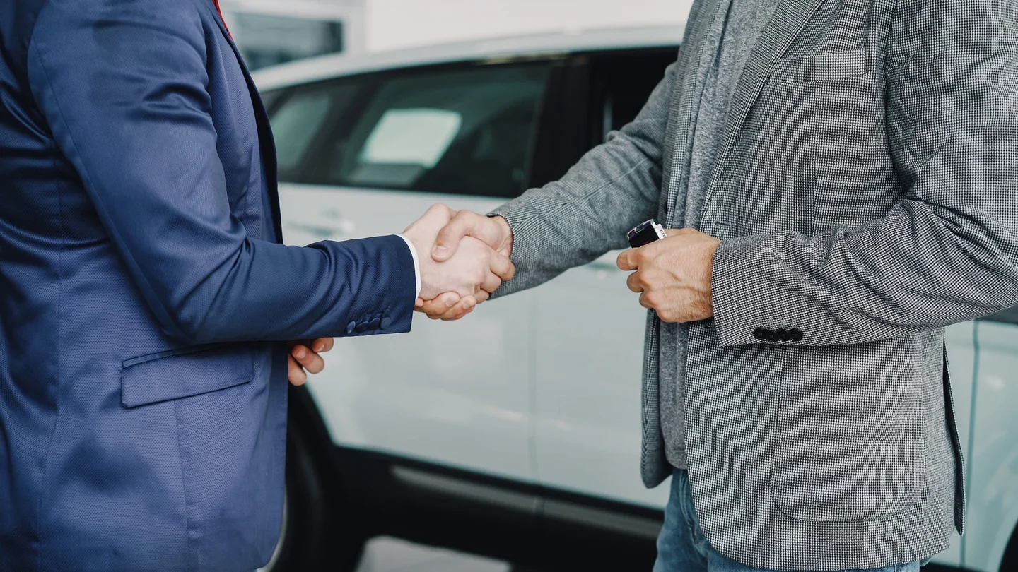 Documento y llaves de coche para ilustrar "cosa significa franchigia nel noleggio auto" en un contexto de alquiler de vehículos.