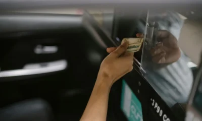 Imagen relacionada con quando scade il bollo auto, mostrando el pago de un impuesto de coche o la revisión de una fecha de vencimiento.