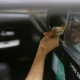 Imagen relacionada con quando scade il bollo auto, mostrando el pago de un impuesto de coche o la revisión de una fecha de vencimiento.