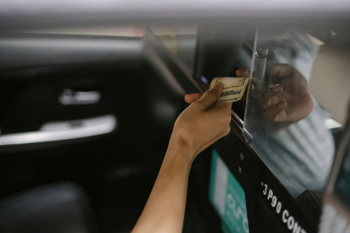 Imagen relacionada con quando scade il bollo auto, mostrando el pago de un impuesto de coche o la revisión de una fecha de vencimiento.