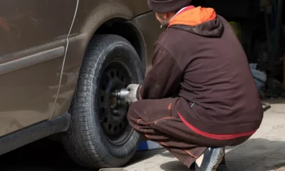 Foto de car tire change para ilustrar quando cambiare le gomme estive en un taller durante el cambio estacional de neumáticos
