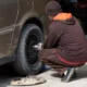 Foto de car tire change para ilustrar quando cambiare le gomme estive en un taller durante el cambio estacional de neumáticos