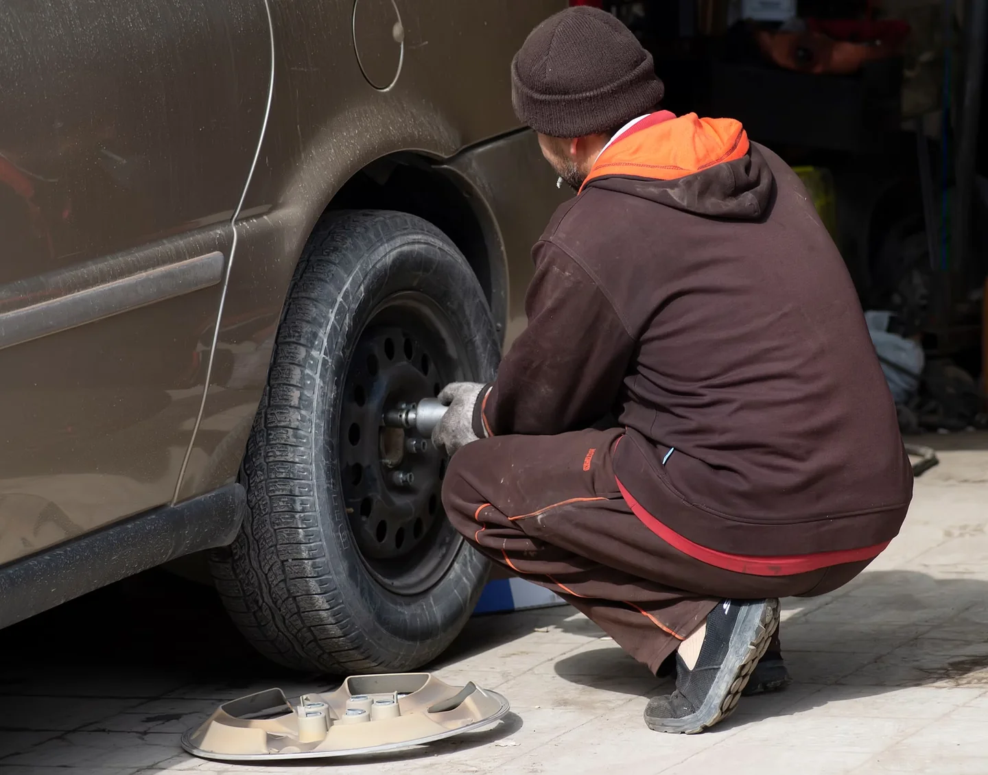 Foto de car tire change para ilustrar quando cambiare le gomme estive en un taller durante el cambio estacional de neumáticos
