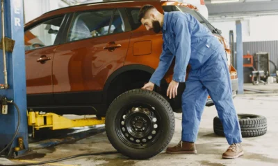 Foto de car tire change para ilustrar "quando si cambiano le gomme estive" en un taller automotriz.