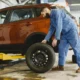 Foto de car tire change para ilustrar "quando si cambiano le gomme estive" en un taller automotriz.