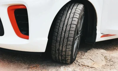 Primer plano de un neumático de coche relacionado con la consulta "posso montare gomme con altezza diversa" para ilustrar cambios de medida y altura.