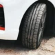 Primer plano de un neumático de coche relacionado con la consulta "posso montare gomme con altezza diversa" para ilustrar cambios de medida y altura.