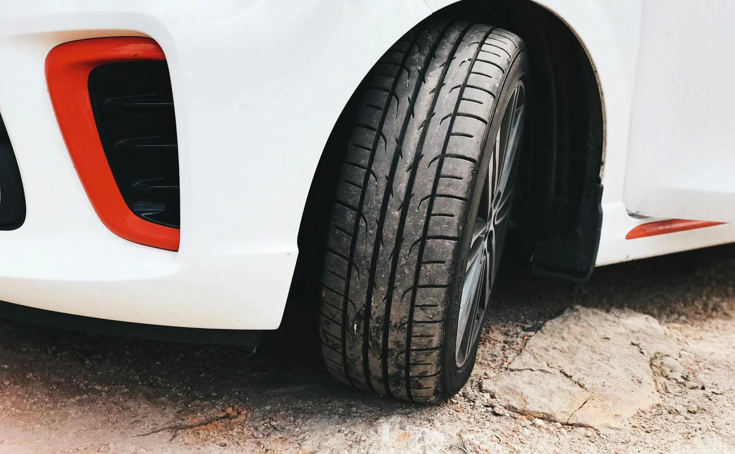 Primer plano de un neumático de coche relacionado con la consulta "posso montare gomme con altezza diversa" para ilustrar cambios de medida y altura.