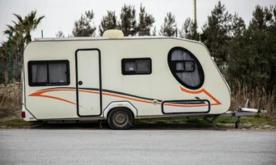 Imagen sobre e possibile alloggiare nei caravan roulottes durante la circolazione, mostrando un caravan remolcado en carretera para ilustrar la circulación y el uso del remolque en marcha.