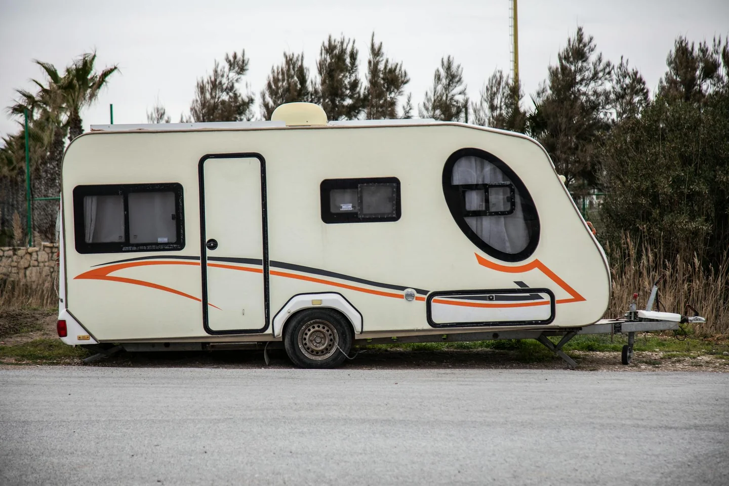 Imagen sobre e possibile alloggiare nei caravan roulottes durante la circolazione, mostrando un caravan remolcado en carretera para ilustrar la circulación y el uso del remolque en marcha.
