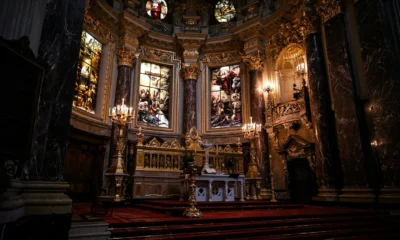 Interior de catedral con velas para ilustrar che cos è l indulgenza plenaria
