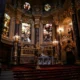 Interior de catedral con velas para ilustrar che cos è l indulgenza plenaria