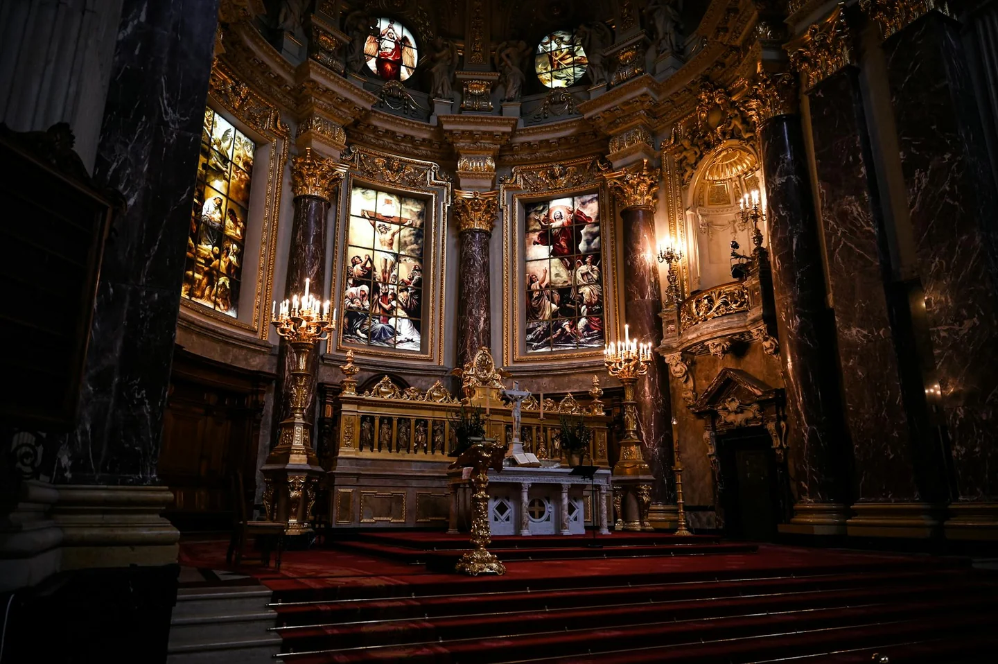 Interior de catedral con velas para ilustrar che cos è l indulgenza plenaria