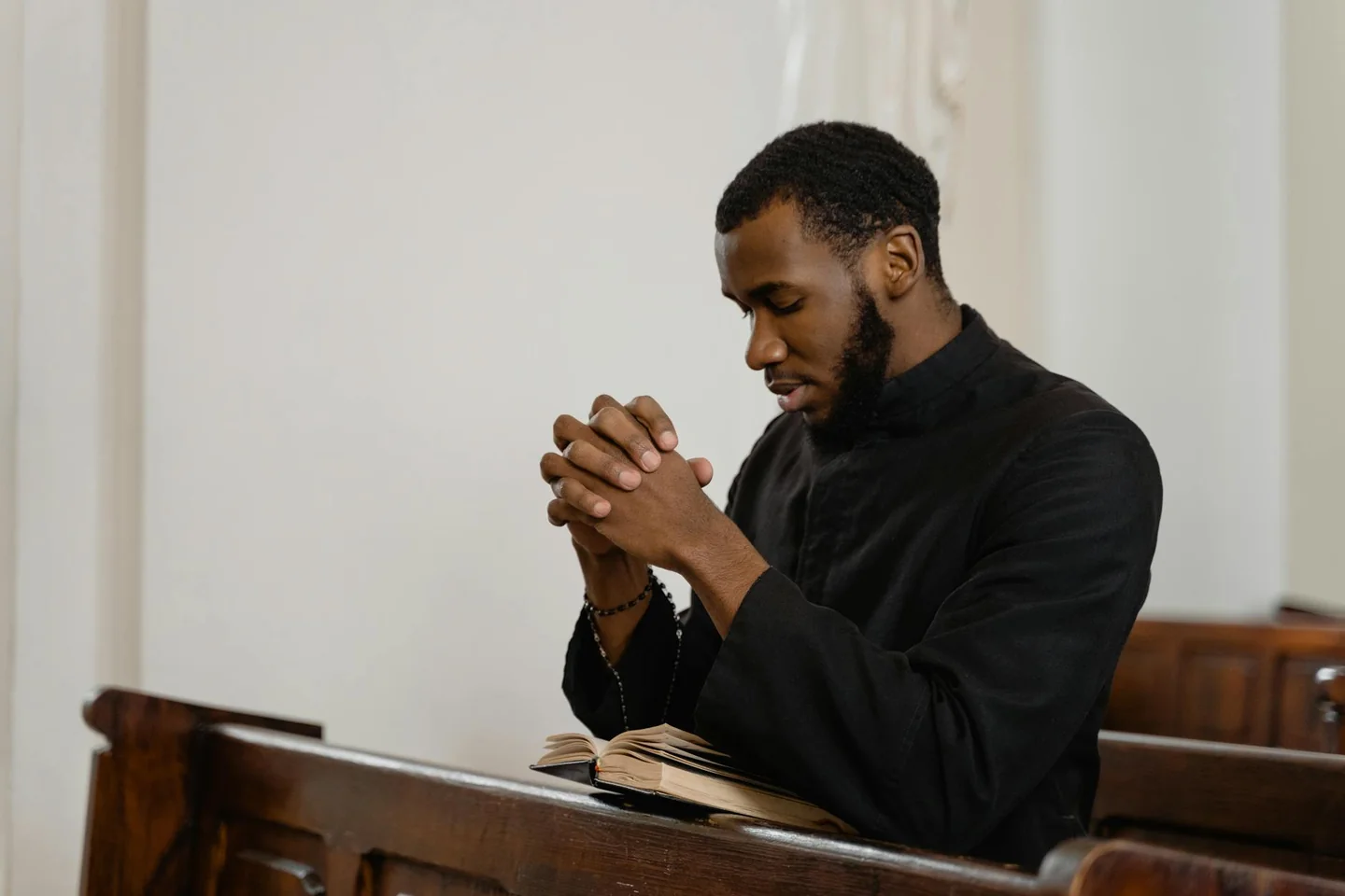 Fotografía de un sacerdote católico rezando, útil para ilustrar perche i preti non possono sposarsi en un artículo sobre el celibato sacerdotal.