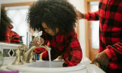 Niño cepillándose los dientes, imagen útil para ilustrar "quali sono i denti da latte" en un artículo sobre higiene dental infantil.