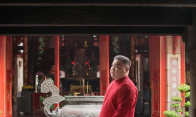 Foto de un templo chino con incienso para ilustrar che religione c'è in cina