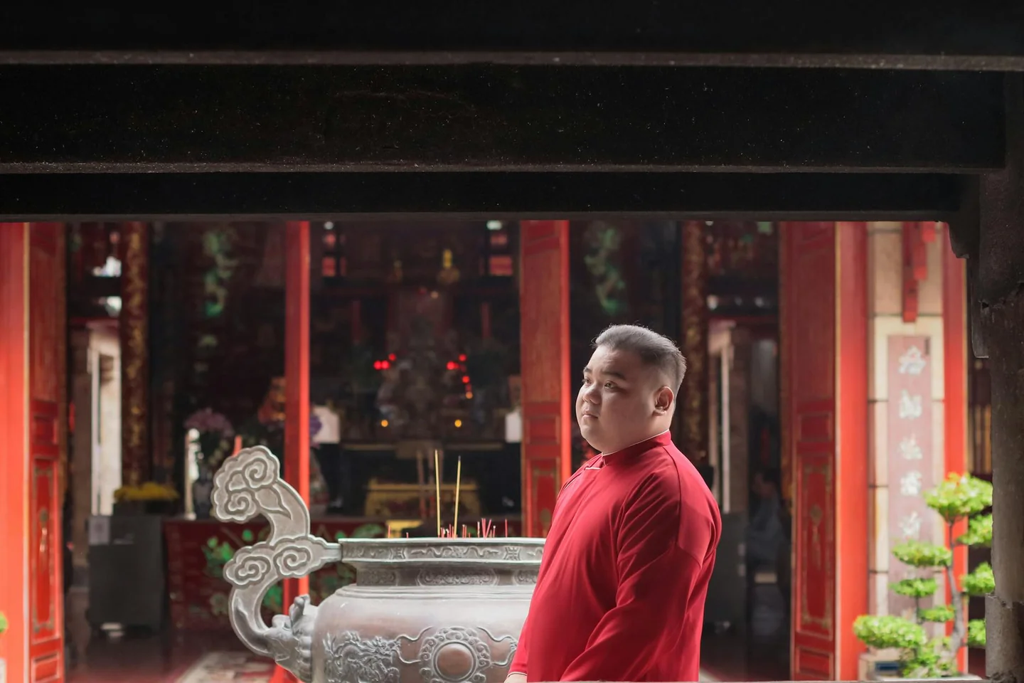 Foto de un templo chino con incienso para ilustrar che religione c'è in cina