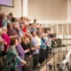 Coro de iglesia cantando «quale gioia è star con te» durante una celebración litúrgica.