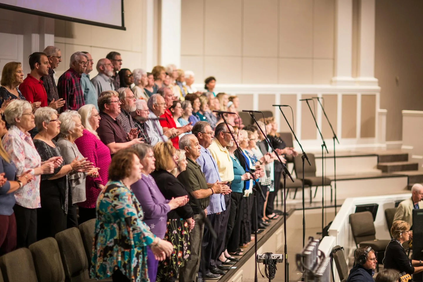 Coro de iglesia cantando «quale gioia è star con te» durante una celebración litúrgica.