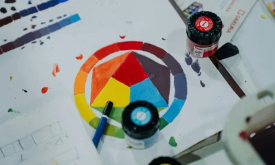Ilustración de un círculo cromático para explicar "viola e giallo che colore esce" en una guía de color y mezcla de pigmentos.