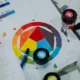 Ilustración de un círculo cromático para explicar "viola e giallo che colore esce" en una guía de color y mezcla de pigmentos.