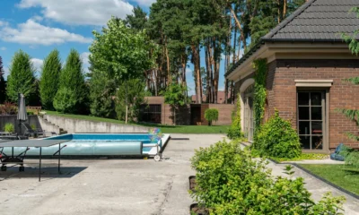 Imagen de un patio de concreto en un jardín para ilustrar "posso fare una gettata di cemento in giardino" en un artículo sobre permisos, costes y riesgos reales.