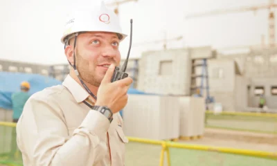 Foto de un construction site manager en una obra, útil para ilustrar el tema chi è il committente dei lavori y sus responsabilidades en cantiere.