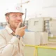 Foto de un construction site manager en una obra, útil para ilustrar el tema chi è il committente dei lavori y sus responsabilidades en cantiere.
