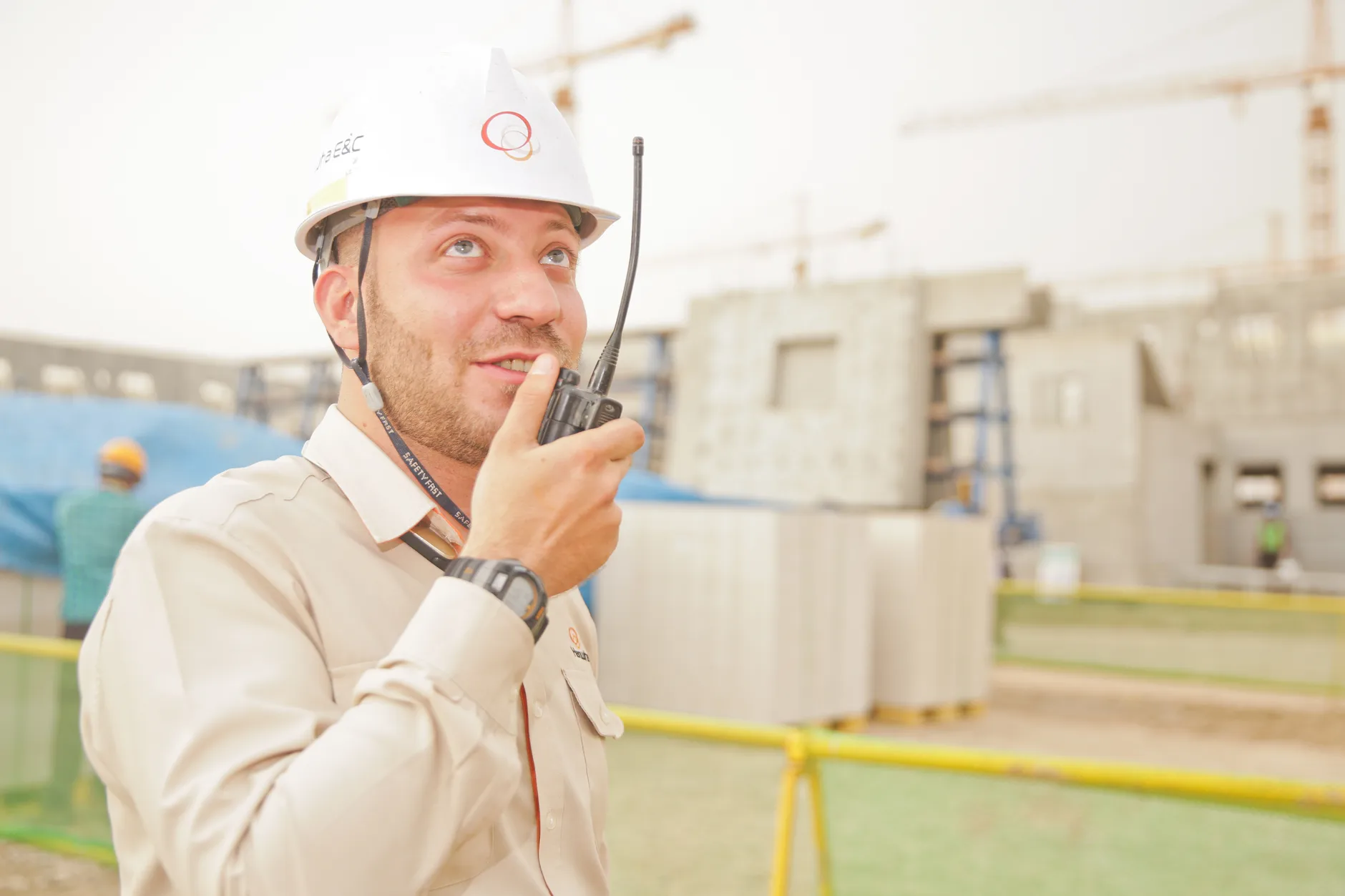 Foto de un construction site manager en una obra, útil para ilustrar el tema chi è il committente dei lavori y sus responsabilidades en cantiere.