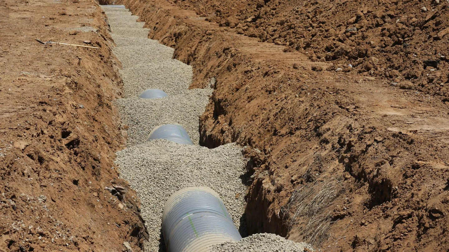 Imagen para ilustrar come coprire uno scavo a terra con una zanja de construcción cubierta en un cantiere