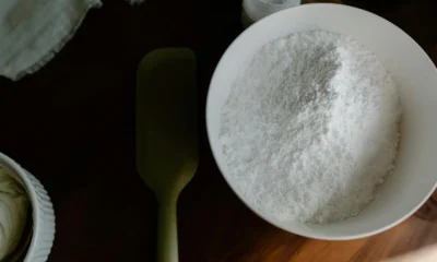 fecola di patate a cosa serve en la cocina, mostrando un cuenco con almidón o polvo blanco para entender sus usos