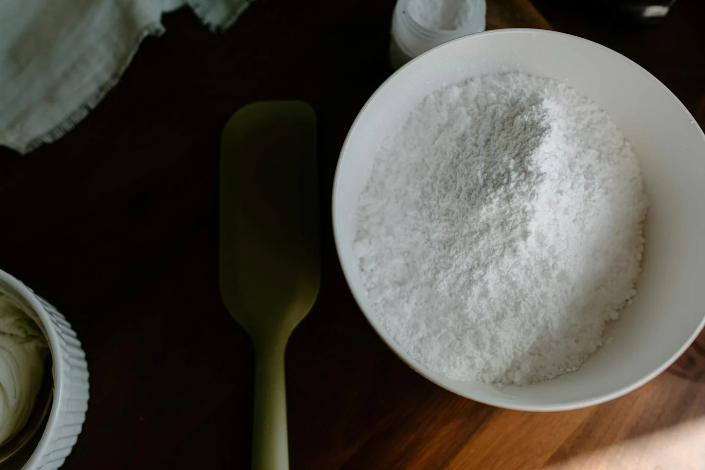 fecola di patate a cosa serve en la cocina, mostrando un cuenco con almidón o polvo blanco para entender sus usos
