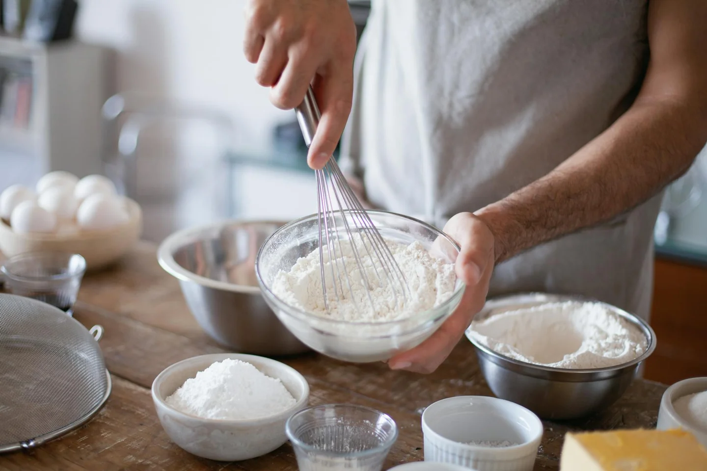Bol con cornstarch para ilustrar cómo "posso sostituire la fecola di patate con l'amido di mais" en recetas de cocina y repostería.