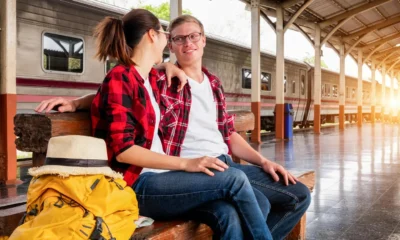 Viajeros en tren para ilustrar che cos'è turismo fresco y la idea de viajar con movilidad más lenta y local.