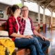 Viajeros en tren para ilustrar che cos'è turismo fresco y la idea de viajar con movilidad más lenta y local.