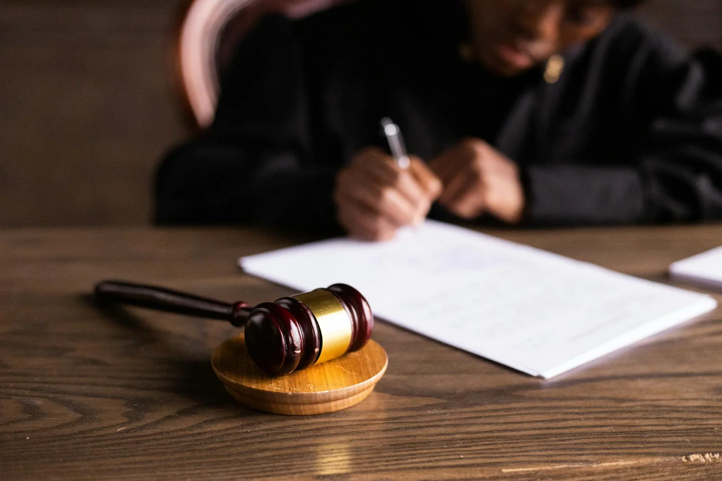 Documentos de tribunal sobre chi era la moglie del giudice foti en un contexto de investigación judicial