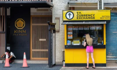 Foto de un currency exchange booth para ilustrar dove cambiare soldi senza commissioni en un contexto de viaje y cambio de divisa.