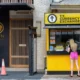 Foto de un currency exchange booth para ilustrar dove cambiare soldi senza commissioni en un contexto de viaje y cambio de divisa.