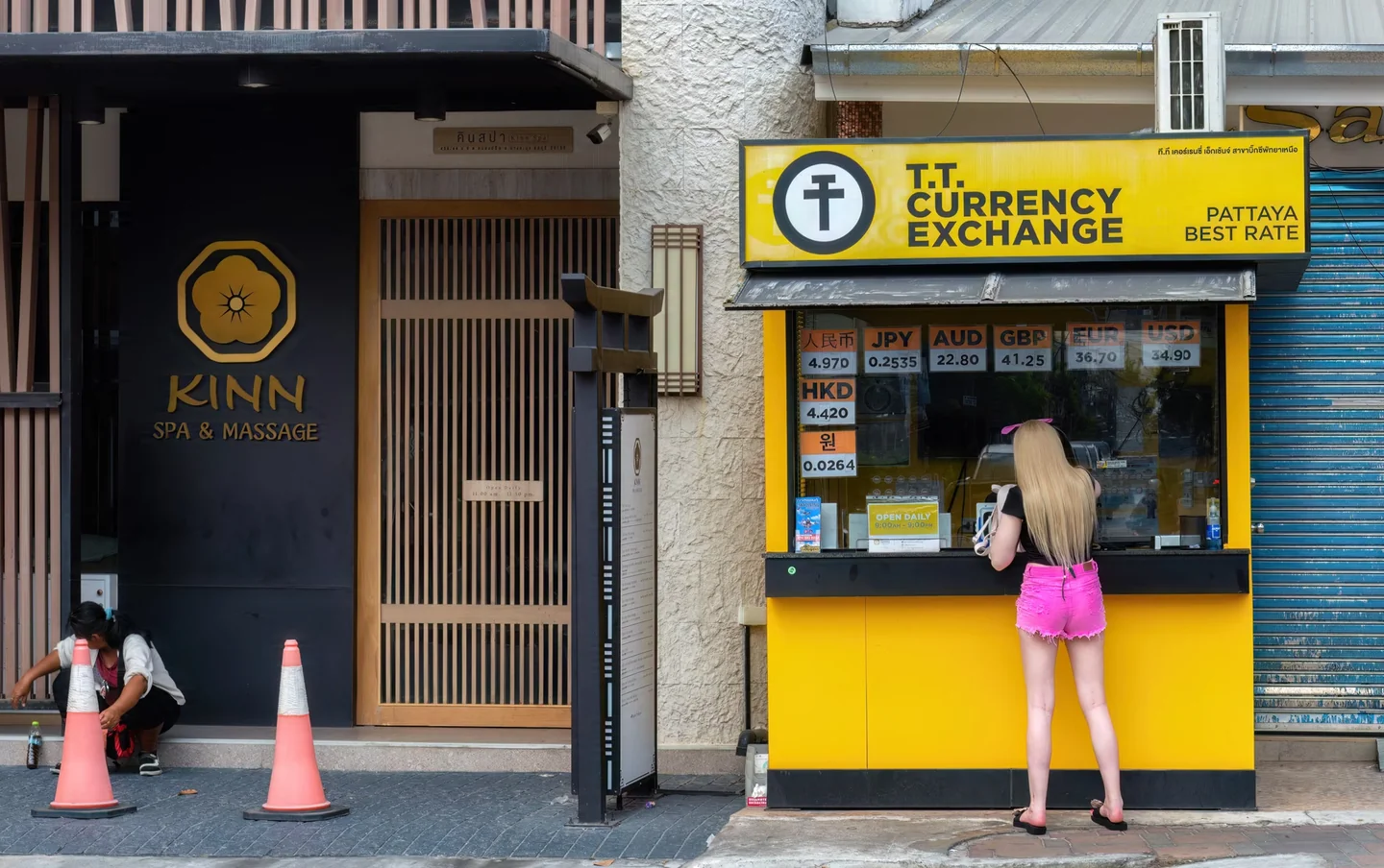 Foto de un currency exchange booth para ilustrar dove cambiare soldi senza commissioni en un contexto de viaje y cambio de divisa.