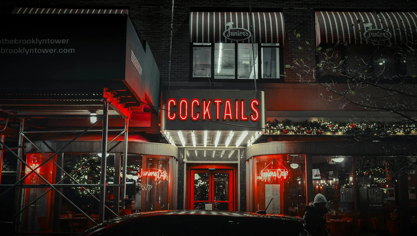 Interior de un bar oscuro de Brooklyn para ilustrar chi è senza colpa spiegazione finale en el artículo sobre el film.