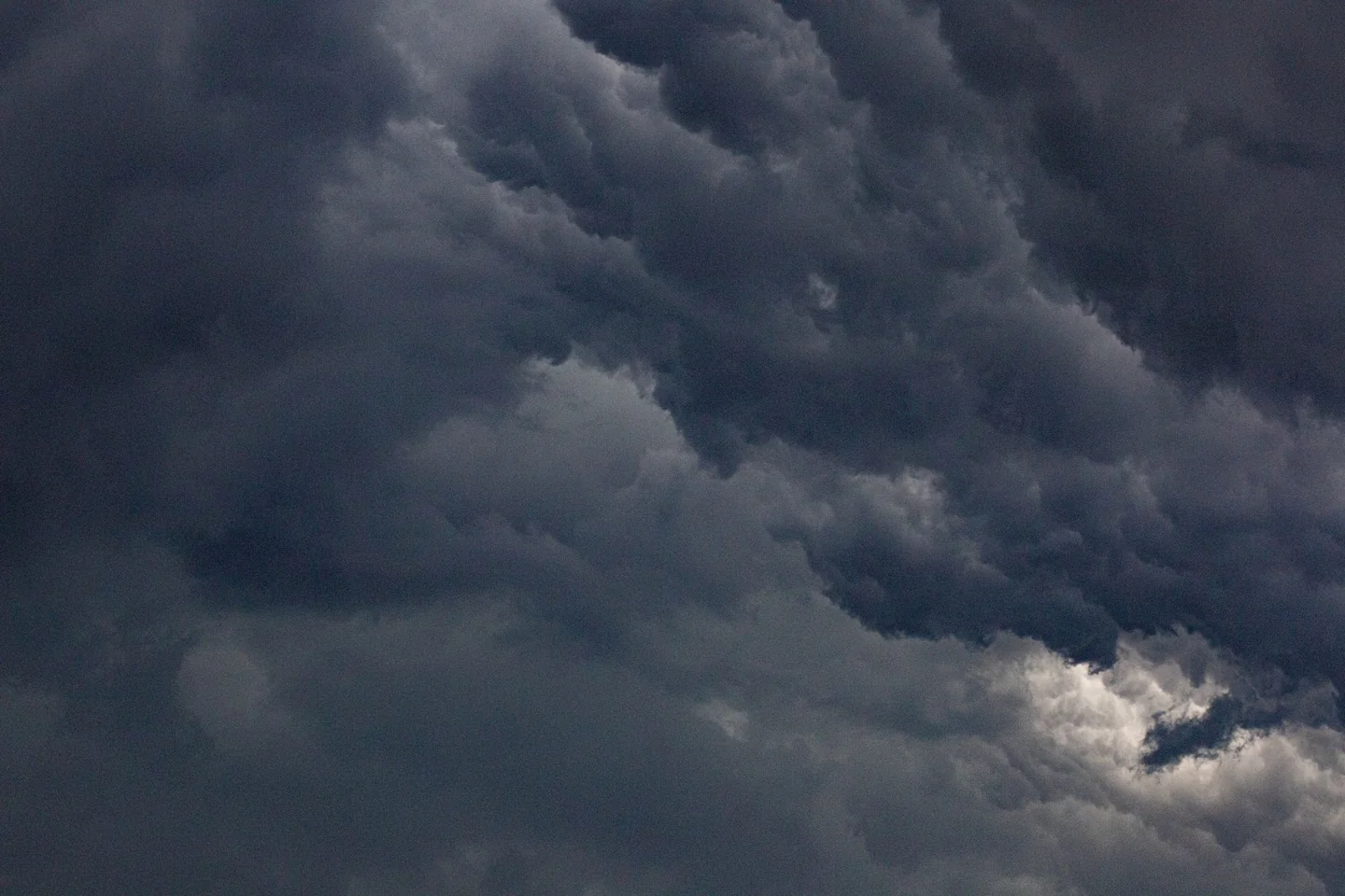 Nubes oscuras de tormenta para ilustrar el artículo "perché i temporali estivi arrivano all’improvviso" y la idea de que el cielo se carga antes de un temporal estival.