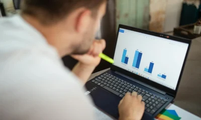 Data analyst trabajando con laptop para ilustrar "quali caratteristiche devono avere gli open data" en un artículo sobre calidad, acceso y reutilización de datos abiertos.