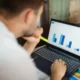 Data analyst trabajando con laptop para ilustrar "quali caratteristiche devono avere gli open data" en un artículo sobre calidad, acceso y reutilización de datos abiertos.