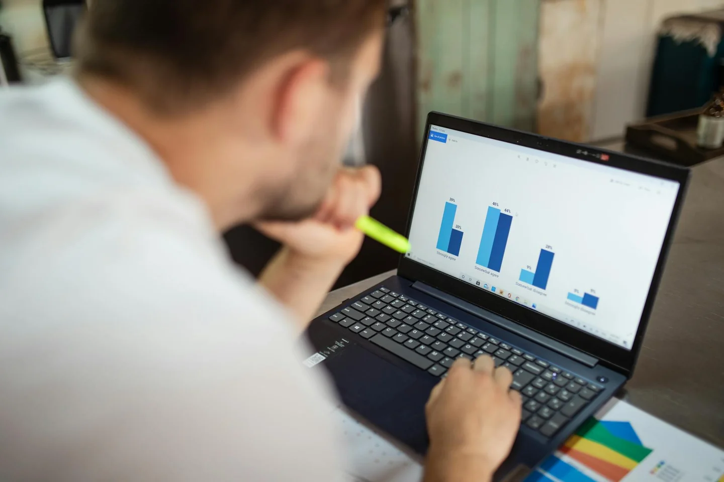 Data analyst trabajando con laptop para ilustrar "quali caratteristiche devono avere gli open data" en un artículo sobre calidad, acceso y reutilización de datos abiertos.
