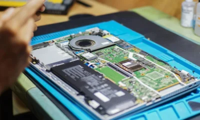 Un técnico en un laboratorio de recuperación de datos trabaja sobre un smartphone dañado relacionado con chi effettua il recupero di dati cancellati su smart smartphone.