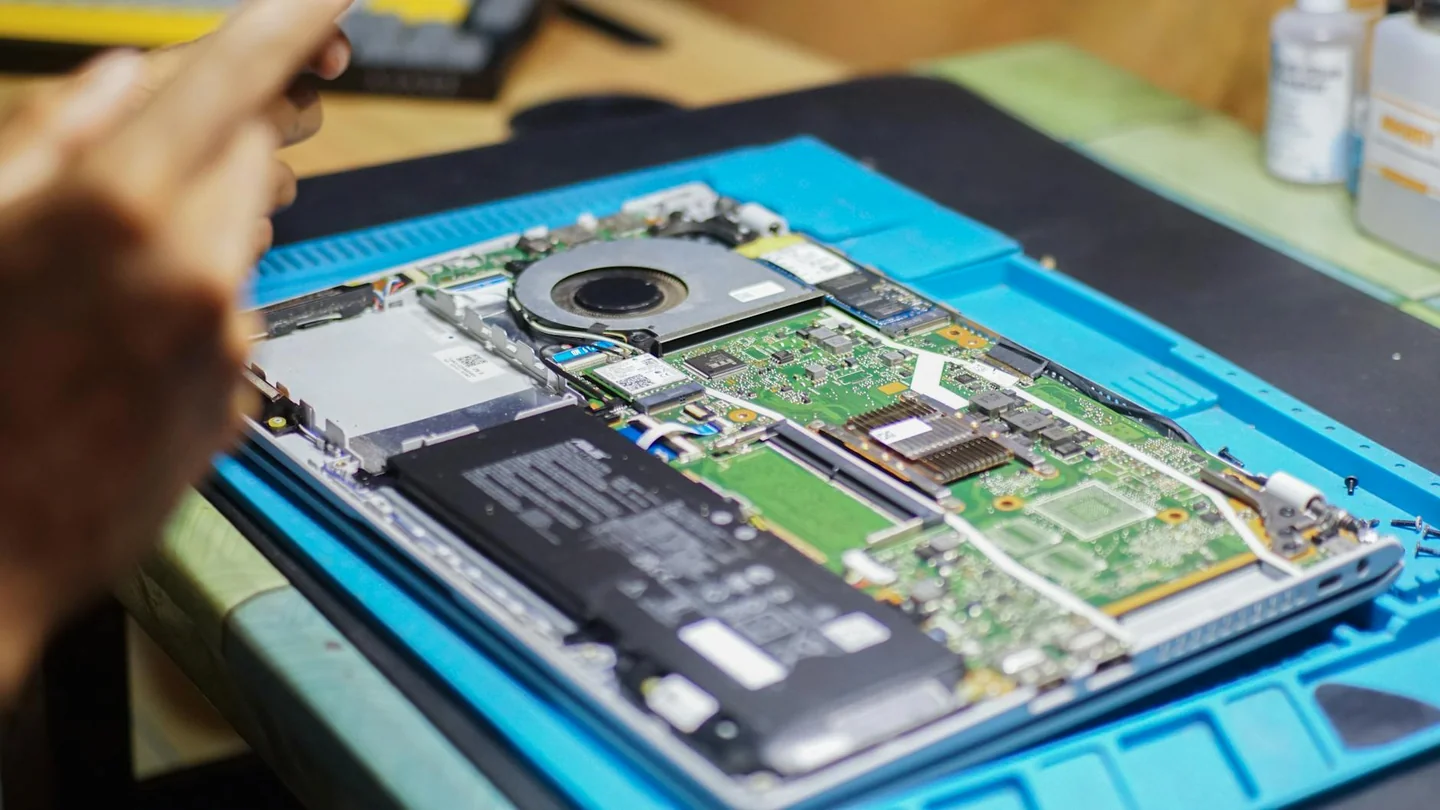 Un técnico en un laboratorio de recuperación de datos trabaja sobre un smartphone dañado relacionado con chi effettua il recupero di dati cancellati su smart smartphone.