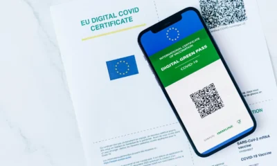 Documento sobre quale sistema di cifratura viene utilizzato per la firma digitale con un certificado digital y elementos de seguridad visuales.